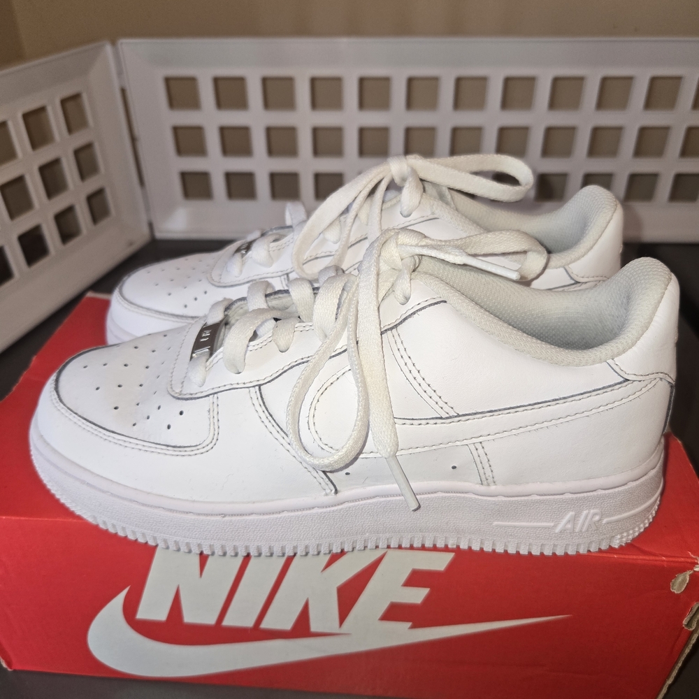 Kids White Sneakers with Perforated Toe - Classic Lace-Up - Picture 4 of 4